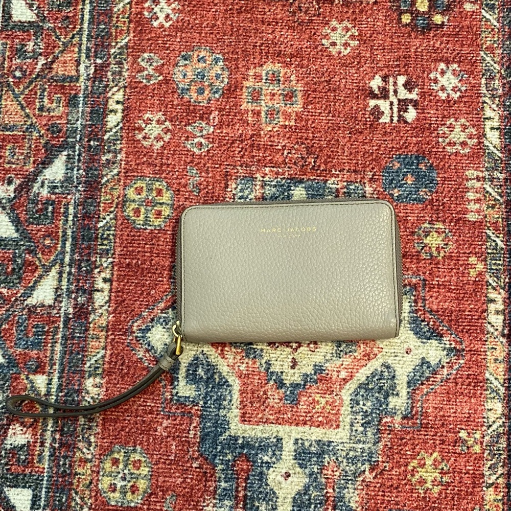 Marc Jacobs Pike Place iPhone 7 / 6 Leather Wristlet Wallet, Cement